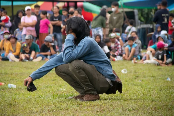 Linggang Bigung, Batı Kutai, Doğu Kalimantan, Endonezya - 1 Kasım 2022 - Kalimantan Dayak kültürel olaylarını konu alan gazeteci