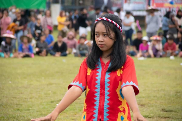 リンカン ビグン 西クタイ 東カリマンタン インドネシア 2022年11月1日 リンカン ビグン村の誕生日文化祭 トゥンジョンとベナク ダヤックのガンターダンス — ストック写真
