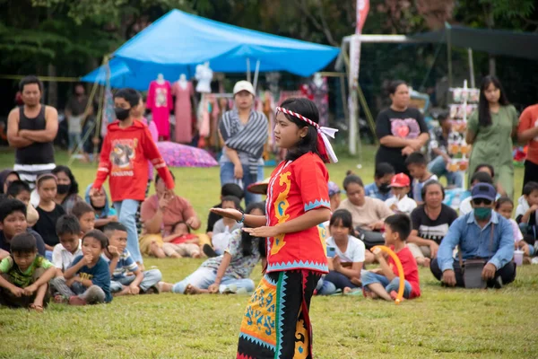 Linggang Bigung, Batı Kutai, Doğu Kalimantan, Endonezya - 1 Kasım 2022 - Dayak dansçıları Linggang Bigung köyünün doğum günü kültür festivali, Tunjung ve Benuaq Dayak gantar dansları ve diğer dansları 