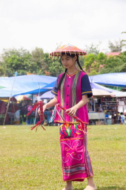Linggang Bigung, Batı Kutai, Doğu Kalimantan, Endonezya - 1 Kasım 2022 - Dayak dansçıları Linggang Bigung köyünün doğum günü kültür festivali, Tunjung ve Benuaq Dayak gantar dansları ve diğer dansları 