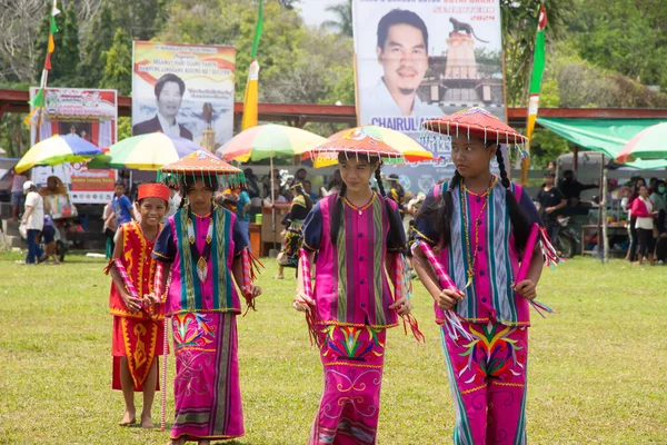 Linggang Bigung, Batı Kutai, Doğu Kalimantan, Endonezya - 1 Kasım 2022 - Dayak dansçıları Linggang Bigung köyünün doğum günü kültür festivali, Tunjung ve Benuaq Dayak gantar dansları ve diğer dansları 