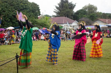 Linggang Bigung, Batı Kutai, Doğu Kalimantan, Endonezya - 1 Kasım 2022 - Pakarena Fan Dansı Bodo elbiseli Bugis geleneksel giysileri içinde, Linggang Bigung köyünün baraka töreninde.