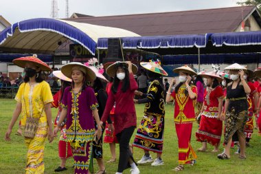 Linggang Bigung, Batı Kutai, Doğu Kalimantan, Endonezya - 1 Kasım 2022 - Dayak dansçıları Linggang Bigung köyünün doğum günü kültür festivali, Tunjung ve Benuaq Dayak gantar dansları ve diğer dansları 