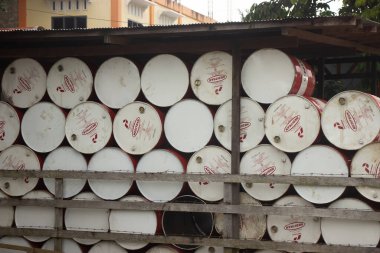 Linggang Bigung, Batı Kutai, Doğu Kalimantan, Endonezya - 1 Kasım 2022 - bir çöp bidonunda bir davul yığını