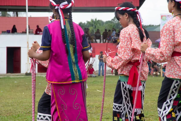 Linggang Bigung, Batı Kutai, Doğu Kalimantan, Endonezya - 1 Kasım 2022 - Dayak dansçıları Linggang Bigung köyünün doğum günü kültür festivali, Tunjung ve Benuaq Dayak gantar dansları ve diğer dansları 