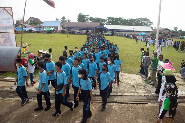 インドネシアの東カリマンタン州リンガン ビグン2022年11月1日 学校の子供たちが待っている 歩く活動 健康な散歩 — ストック写真