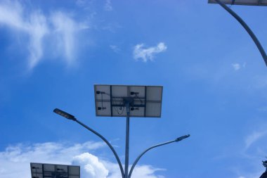 arka plan için sokak ışığı ve mavi gökyüzü