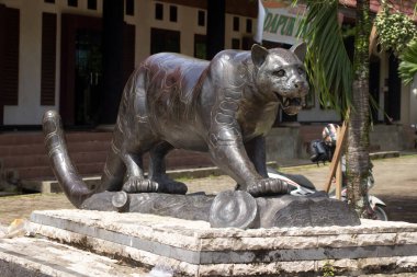 Barong Tongkok, Batı Kutai, Endonezya - 05 Kasım 2022: Macan Dahan heykelinin heykeli (Borneo leoparı bulutlu). Bu yaratık Endonezya 'daki Batı Kutai' nin bir sembolü..