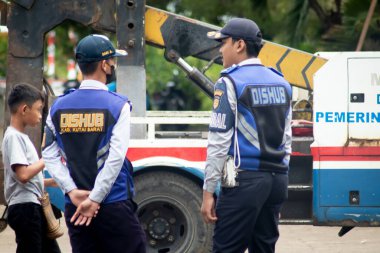 Barong Tongkok, Batı Kutai, Doğu Kalimantan, Endonezya - 1 Kasım 2022 Ulaştırma Bakanlığı trafik memuru. Ulaştırma Bakanlığı (DISHUB) çalışanı