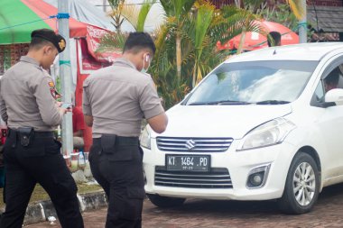 Barong Tongkok, Batı Kutai, Endonezya - 05 Kasım 2022 - polis festivalde devriye geziyor