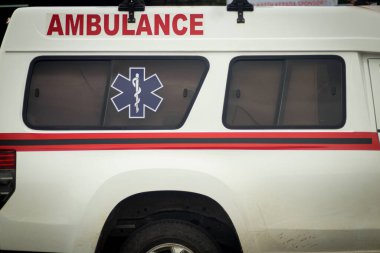 Barong Tongkok, Batı Kutai, Endonezya - 05 Kasım 2022 - festival etkinliğine ambulans park ediliyor