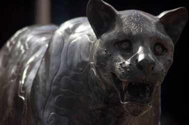 Barong Tongkok, Batı Kutai, Endonezya - 05 Kasım 2022: Macan Dahan heykelinin heykeli (Borneo leoparı bulutlu). Bu yaratık Endonezya 'daki Batı Kutai' nin bir sembolü..