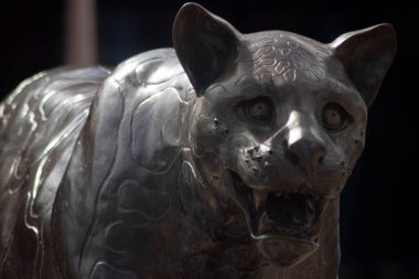 Barong Tongkok, Batı Kutai, Endonezya - 05 Kasım 2022: Macan Dahan heykelinin heykeli (Borneo leoparı bulutlu). Bu yaratık Endonezya 'daki Batı Kutai' nin bir sembolü..