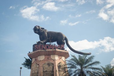 Barong Tongkok, Batı Kutai, Endonezya - 05 Kasım 2022: Macan Dahan heykelinin heykeli (Borneo leoparı bulutlu). Bu yaratık Endonezya 'daki Batı Kutai' nin bir sembolü..