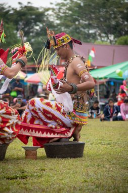 Linggang Bigung, Batı Kutai, Doğu Kalimantan, Endonezya - 1 Kasım 2022 - Dayak Tunjung kabilesinin Belian dansçısı, Benuaq Linggang Bugung köyünün orman kutlamasında. Belian dansı bir...