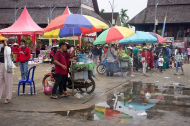 Barong Tongkok, Batı Kutai, Endonezya - 05 Kasım 2022 - sabah sokak satıcıları, alışveriş yapan müşteriler