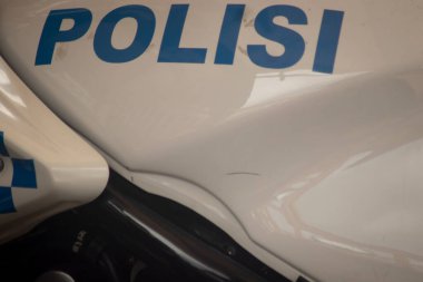 Endonezya polis motosikleti polis yazıtlarına yakın çekim (Endonezce)