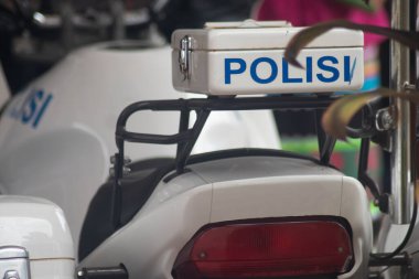 Endonezya polis motosikleti polis yazıtlarına yakın çekim (Endonezce)