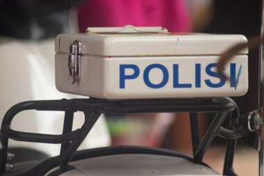 Endonezya polis motosikleti polis yazıtlarına yakın çekim (Endonezce)