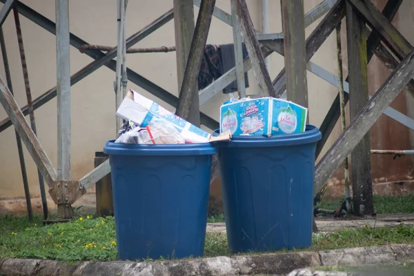 Barong Tongkok, Batı Kutai, Endonezya - 05 Kasım 2022 - plastik atık dolu bir çöp kutusu