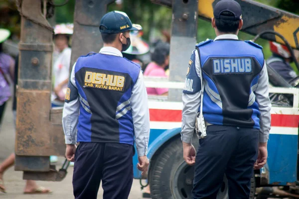 Barong Tongkok, Batı Kutai, Doğu Kalimantan, Endonezya - 1 Kasım 2022 Ulaştırma Bakanlığı trafik memuru. Ulaştırma Bakanlığı (DISHUB) çalışanı