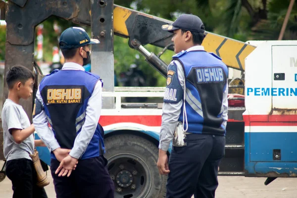 stock image Barong Tongkok, West Kutai, East Kalimantan, Indonesia - November 1, 2022 - Traffic officer on duty from the Ministry of Transportation. Officer of the Department of Transportation (DISHUB) who is man