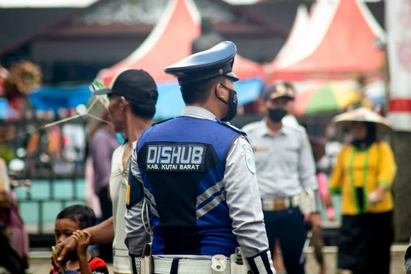 Barong Tongkok, Batı Kutai, Doğu Kalimantan, Endonezya - 1 Kasım 2022 Ulaştırma Bakanlığı trafik memuru. Ulaştırma Bakanlığı (DISHUB) çalışanı