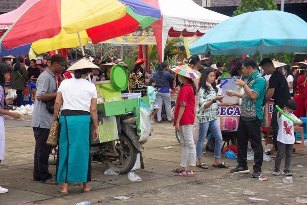 stock image Barong Tongkok, West Kutai, Indonesia - 05 november 2022 - street vendor carts in the morning, customers shopping