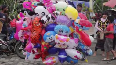 Barong Tongkok, Batı Kutai, Endonezya - 05 Kasım 2022 - çocuklar için gaz balonu satıcısı