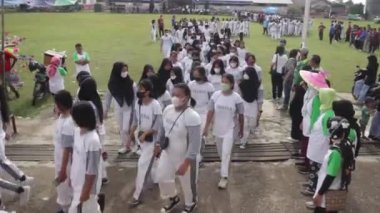 Linggang Bigung, Doğu Kalimantan, Endonezya - 1 Kasım 2022 Okul çocukları ve çevresindeki topluluk birlikte aktiviteler yapıyor, yürüyorlar, sağlıklı yürüyüşler yapıyorlar.