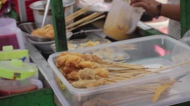 Köfte satıcısı mallarını müşterilere hazırlar.