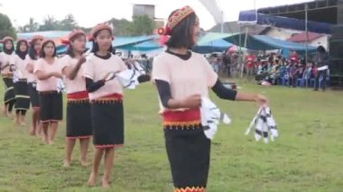 Linggang Bigung, Batı Kutai, Doğu Kalimantan, Endonezya - 1 Kasım 2022 - Dayak dansçıları Linggang Bigung köyünün doğum günü kültür festivali, Tunjung ve Benuaq Dayak gantar dansları ve diğer dansları