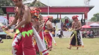 Linggang Bigung, Batı Kutai, Doğu Kalimantan, Endonezya - 1 Kasım 2022 - Dayak Tunjung kabilesinin Belian dansçısı, Benuaq Linggang Bugung köyünün orman kutlamasında. Belian dansı