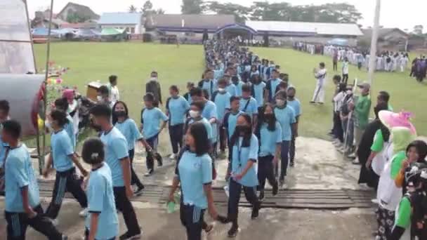 2022年11月1日 印度尼西亚东加里曼丹凌冈比贡 学童和周边社区一起参加活动 健康步行 — 图库视频影像