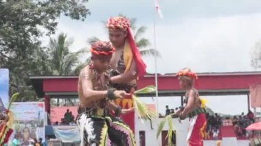 Linggang Bigung, Batı Kutai, Doğu Kalimantan, Endonezya - 1 Kasım 2022 - Dayak Tunjung kabilesinin Belian dansçısı, Benuaq Linggang Bugung köyünün orman kutlamasında. Belian dansı