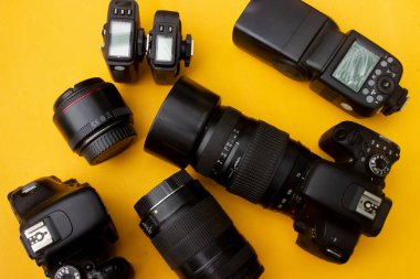 Sarı arkaplanda DSLR kamerası
