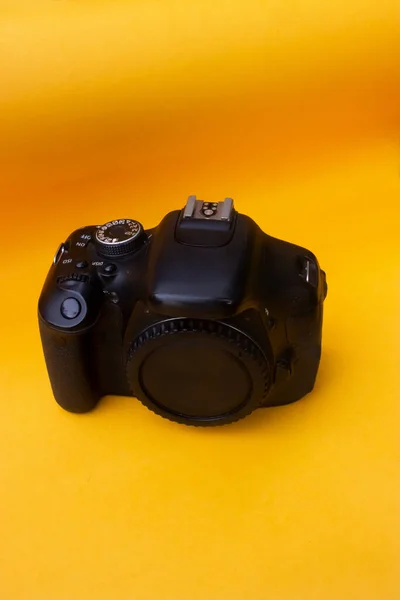 Sarı Arkaplanda Dslr Kamerası — Stok fotoğraf