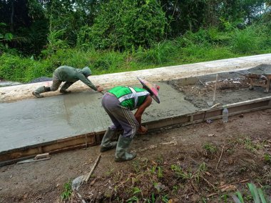 Linggang Bigung, Batı Kutai, Doğu Kalimantan, Endonezya - 12 Kasım 2022 - İşçiler tarafından güçlendirilen yol