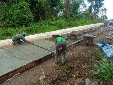 Linggang Bigung, Batı Kutai, Doğu Kalimantan, Endonezya - 12 Kasım 2022 - İşçiler tarafından güçlendirilen yol