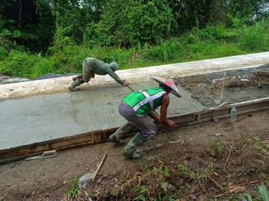 Linggang Bigung, Batı Kutai, Doğu Kalimantan, Endonezya - 12 Kasım 2022 - İşçiler tarafından güçlendirilen yol