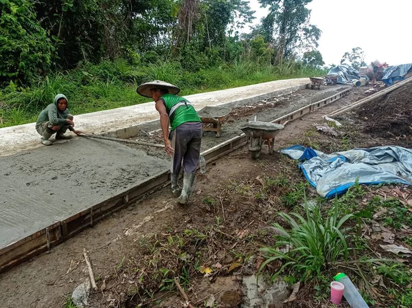 Linggang Bigung, Batı Kutai, Doğu Kalimantan, Endonezya - 12 Kasım 2022 - İşçiler tarafından güçlendirilen yol