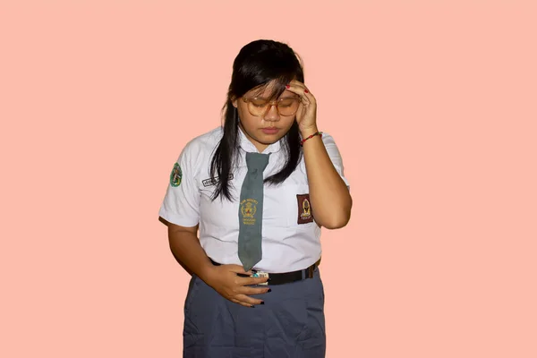 Een Indonesische Studente Middelbare School Draagt Een Grijs Wit Shirt — Stockfoto