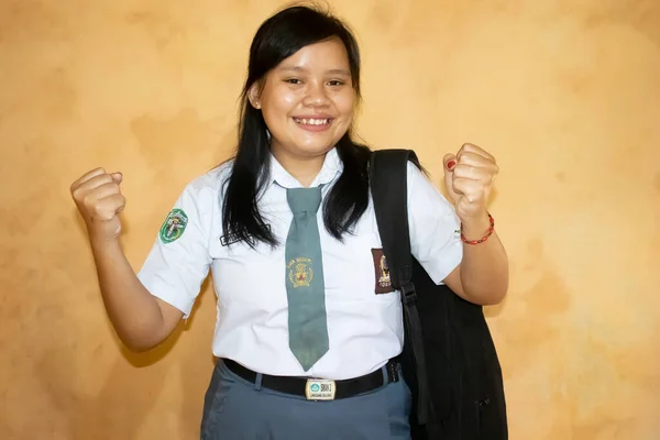 Portret Uśmiechniętej Indonezyjskiej Licealistki Białym Szarym Mundurze Wygrywającej Zwycięstwo Gest — Zdjęcie stockowe