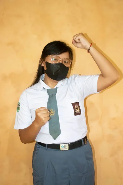 Portret Uśmiechniętej Indonezyjskiej Licealistki Białym Szarym Mundurze Wygrywającej Zwycięstwo Gest — Zdjęcie stockowe