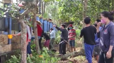 Kutai Kartanegara, Doğu Kalimantan, Endonezya - 19 Haziran 2021 - gençler ve ebeveynler çiti ve çevreyi temiz tutmak için birlikte çalışıyorlar.