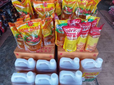 Batı Kutai, Endonezya - 11 Aralık 2022 - Piyasada çeşitli türde pişirme yağı ticareti yapılıyor