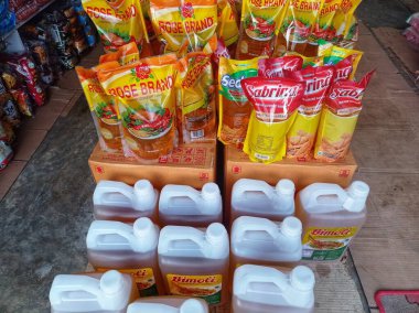 Batı Kutai, Endonezya - 11 Aralık 2022 - Piyasada çeşitli türde pişirme yağı ticareti yapılıyor