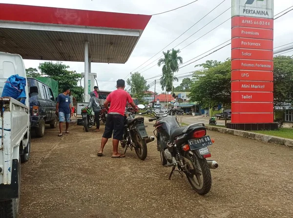 Batı Kutai Endonezya Mart 2023 Insanlar Sübvansiyonlu Yakıt Partalit — Stok fotoğraf