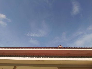 Çatının ve mavi gökyüzünün görüntüsü