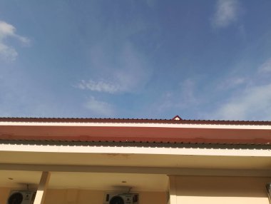 Çatının ve mavi gökyüzünün görüntüsü